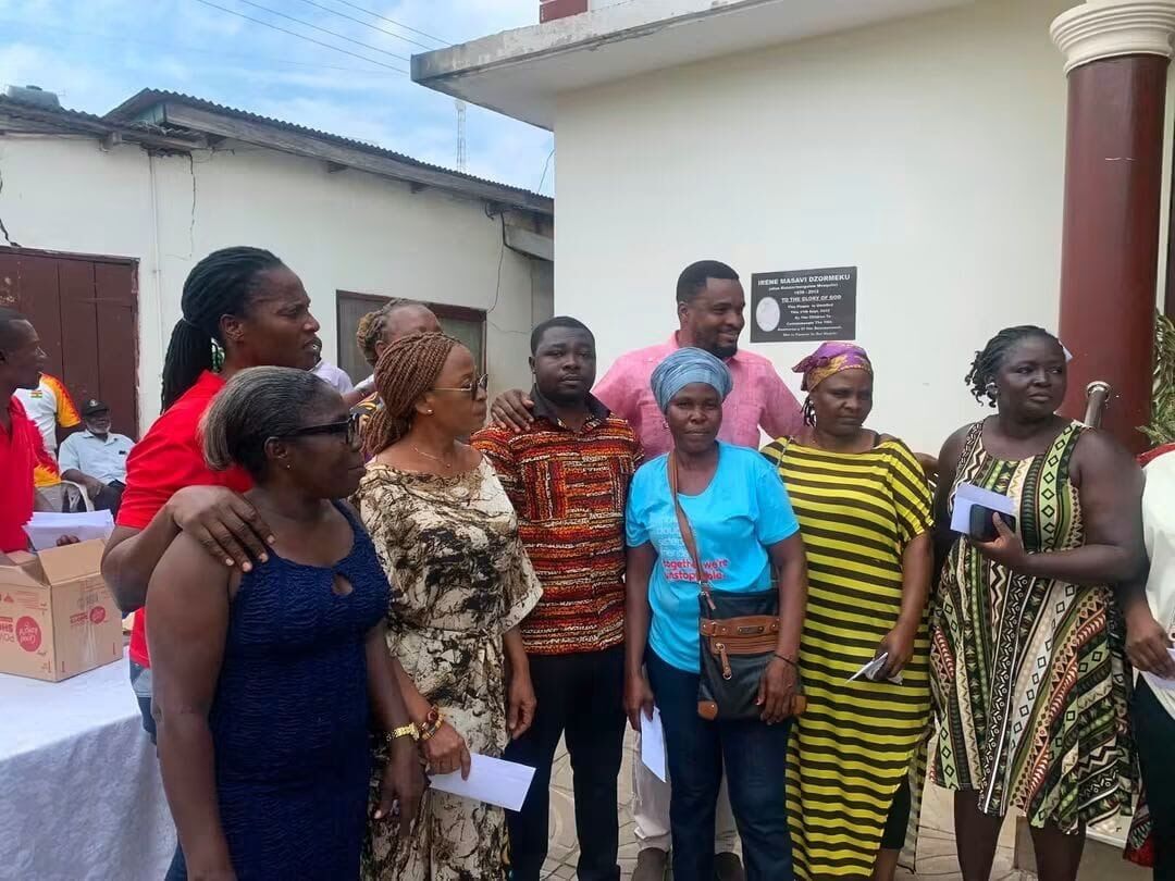 The MP with beneficiaries of the cash support for local businesses