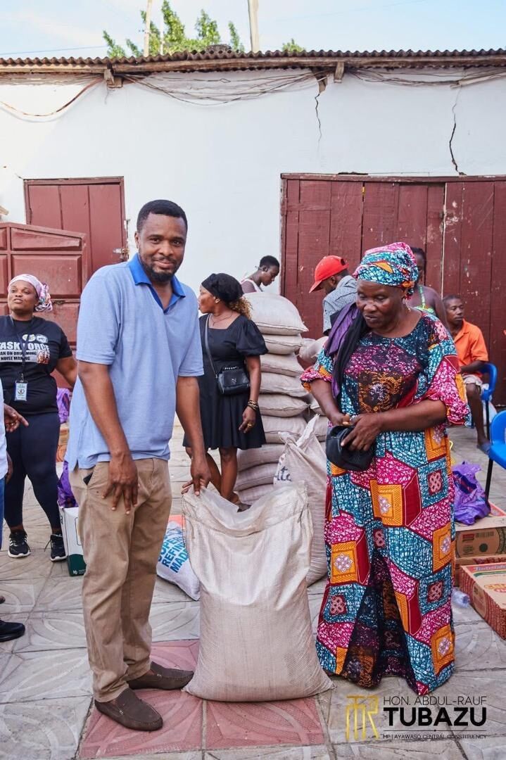 A koko seller receiving sugar support from the MP